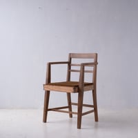 角度によって表情を変えるデザイン性の高いアームチェア/st.1287