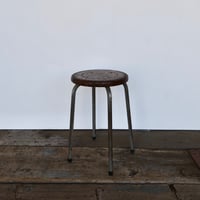 シャビーな丸椅子