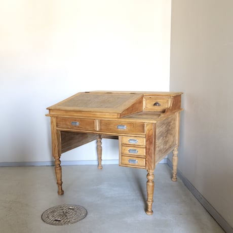 ろくろ脚 古い木製の製図机