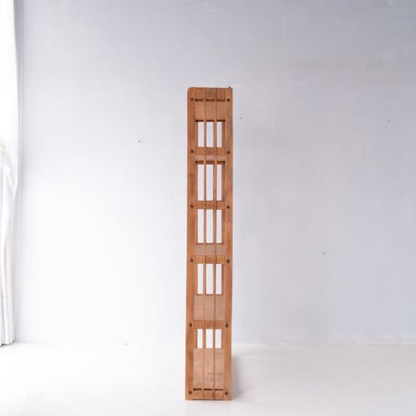 そっと宿る「つばめの透かし飾り」が愛らしい5段の本棚/sa.1260'D