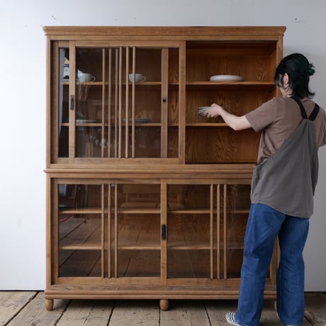 2段 縦格子引き戸 ころんと丸い脚が愛らしい水屋 /sk.600
