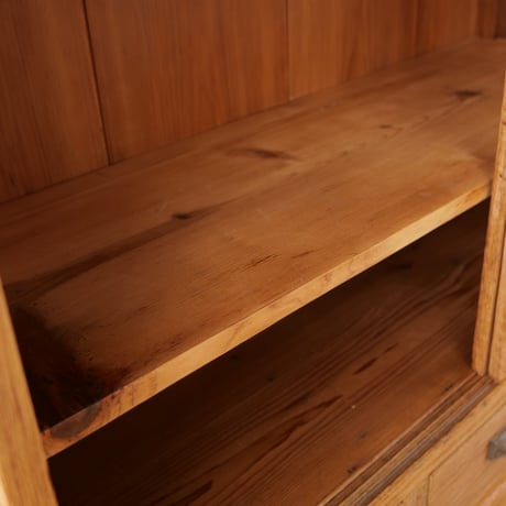 木製の装飾が優しい雰囲気の二段水屋/sk. 641