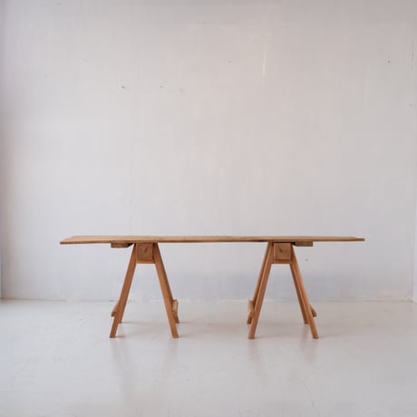 作業馬を脚にした、コンパクトに収納できる展示台sa.1220'C