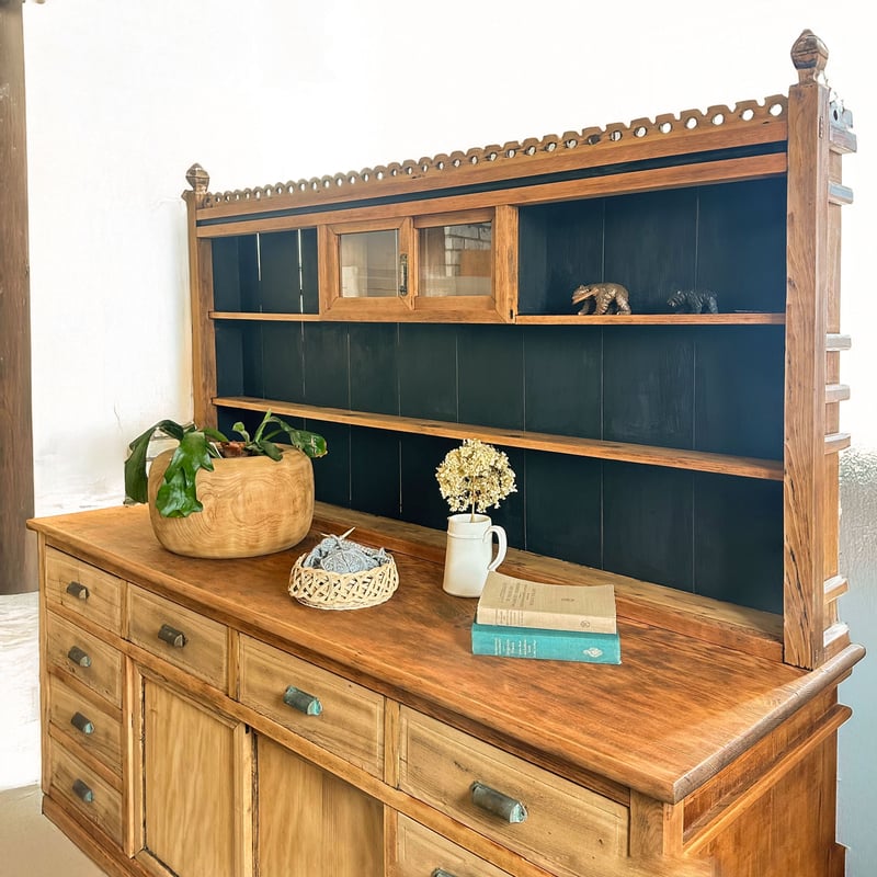 黒い背板が印象的・大きな木製カップボード/sk.755 | SLOWHAND DEPARTMENT