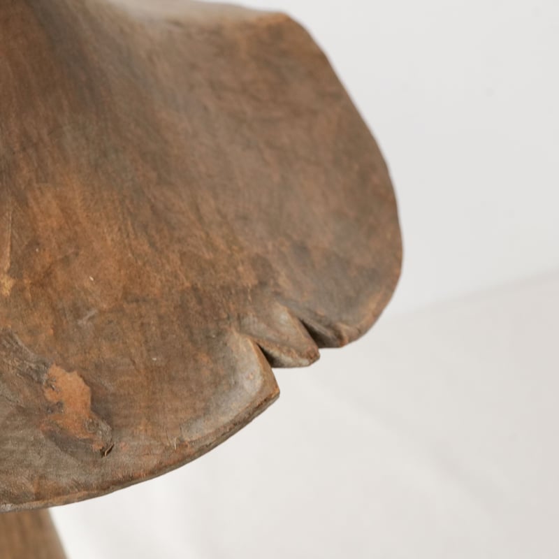 不思議の国を思わせる、木彫りの大きなキノコ形オブジェ/st.784