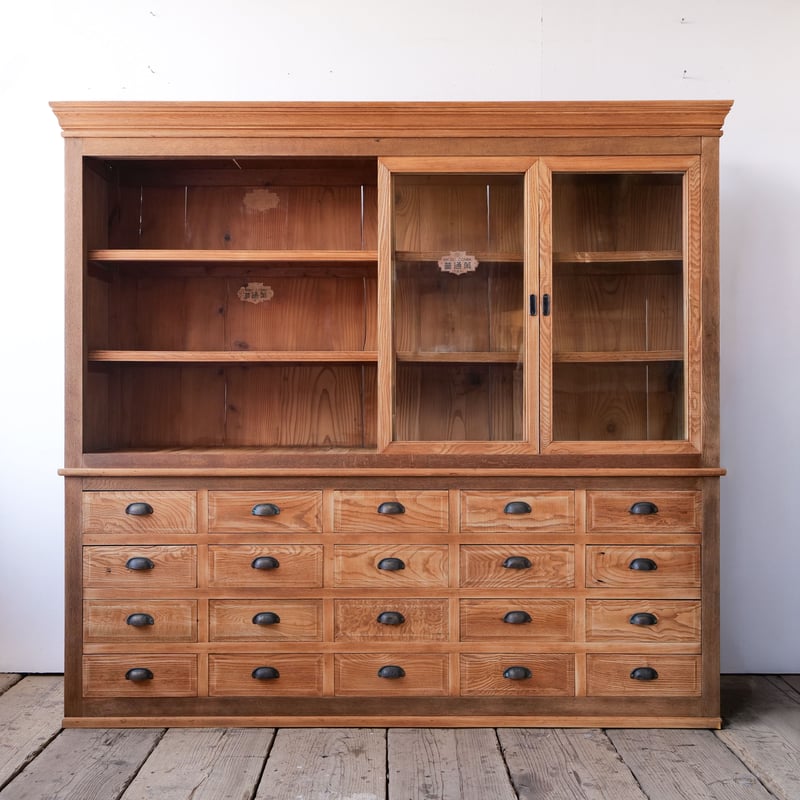 ガラスの引き戸と20杯の抽斗を備えた薬箪笥/sk.688 | SLOWHAND DEPARTMENT