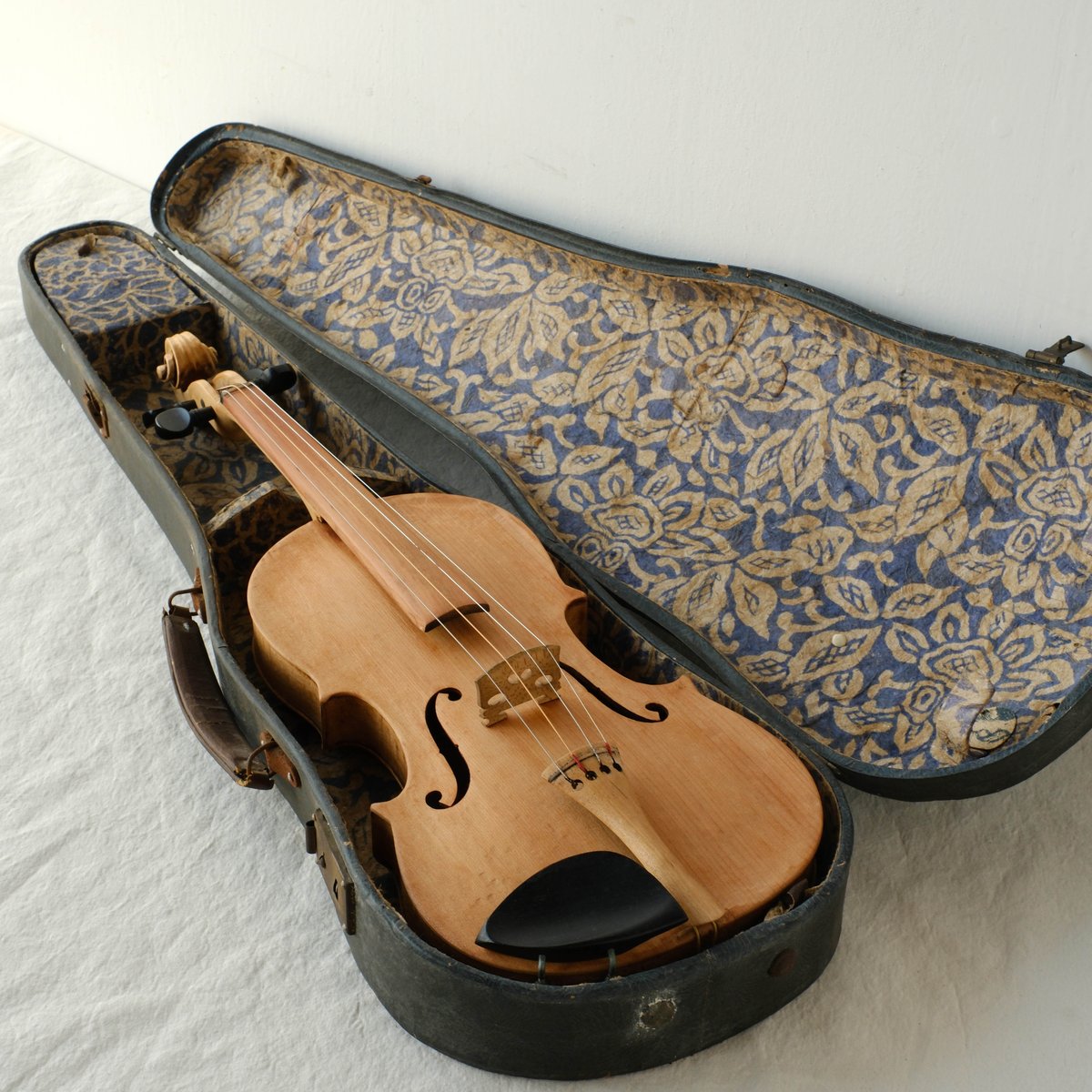 SENTOR　バイオリン　ハードケース付き あたたかみを感じるバイオリンオブジェ・ハードケース付き/st