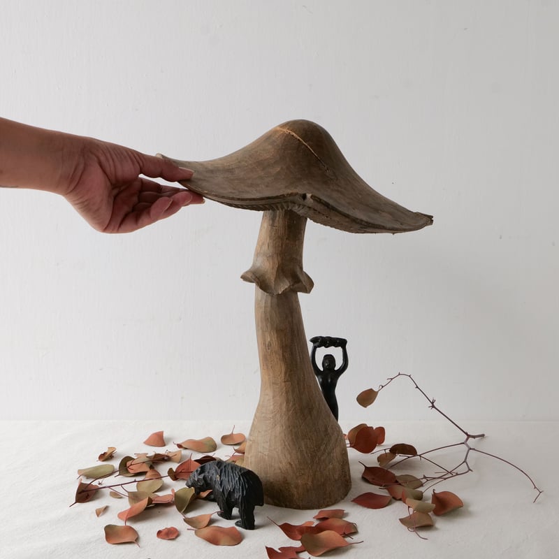 不思議の国を思わせる、木彫りの大きなキノコ形オブジェ/st.784