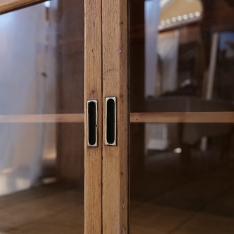 ガラスの引き戸と4杯の抽斗を備えた木製ローボード/sk.689