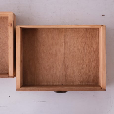 三段のガラス引き戸と抽斗を備えた機能的な水屋/sa.1001