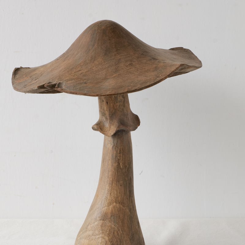 不思議の国を思わせる、木彫りの大きなキノコ形オブジェ/st.784