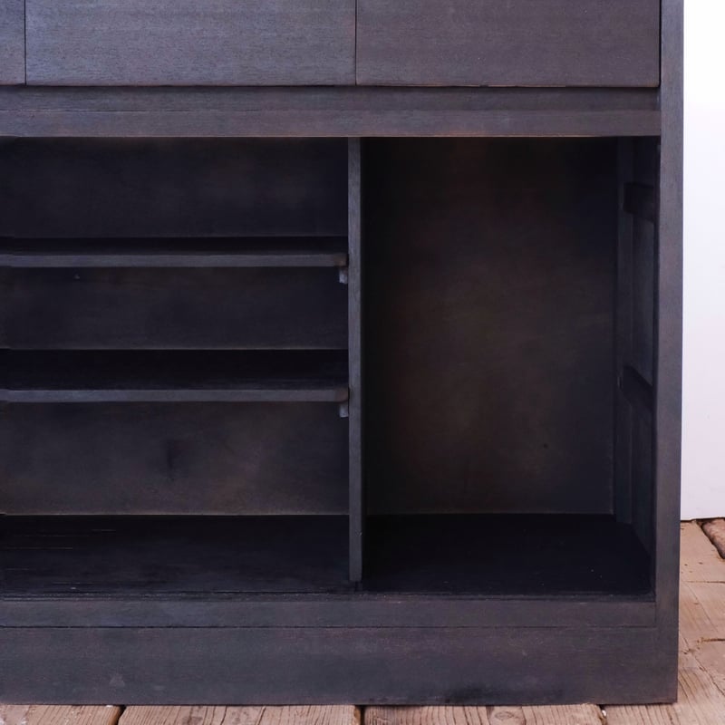 凛とした黒が映えるゆらゆらガラスのアシンメトリーキャビネット/sa