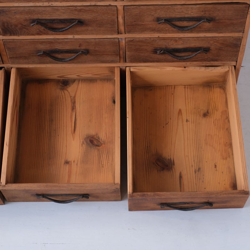 100年前の意匠に心惹かれる、12杯の小型箪笥/st.978 | SLOWHAND DEPAR