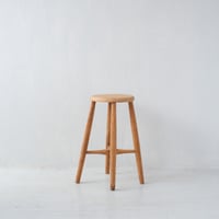 木肌の滑らかな丸座面の木製スツール【Ｂ】/st.1034