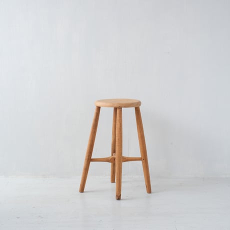 木肌の滑らかな丸座面の木製スツール【Ｂ】/st.1034