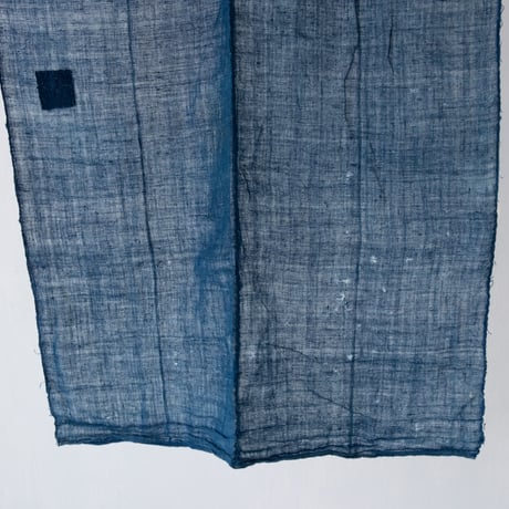 丸、四角く、繕い跡があたたかい 藍色の蚊帳生地古布 　130×63cm/st.1217