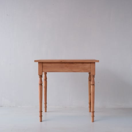 控えめなろくろ脚が上品な木製テーブル 【A】/sa.1036