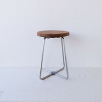 味のある丸座面にスチール脚を合わせたスツール/st.825