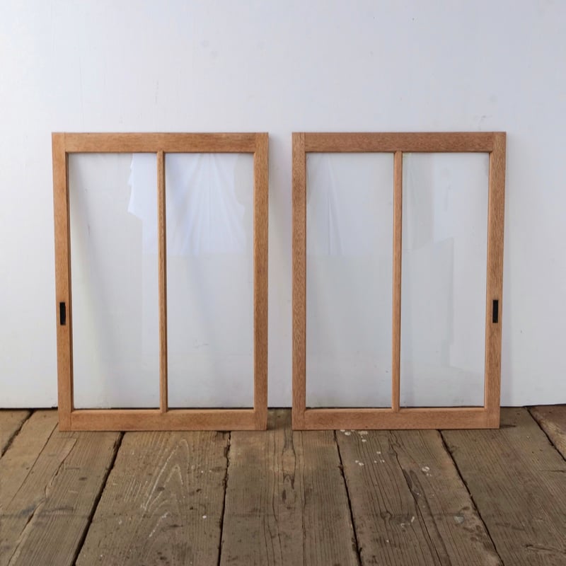 ガラスの引き戸付き・シンプルな木製3段キャビネット /sa.891