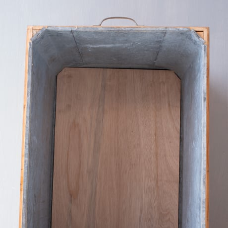 剥離加工で現れた木目や木肌が味わい深い 取手のついた白木の茶箱/st.1259