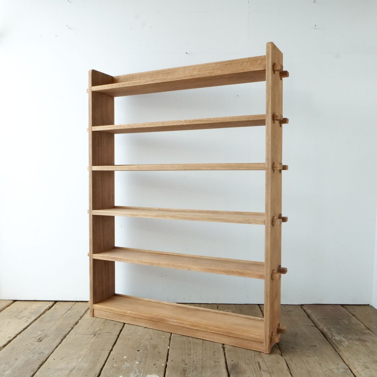 くさびの木製本棚が ゆったり魅せるヴィンテージの風格 /sk.780