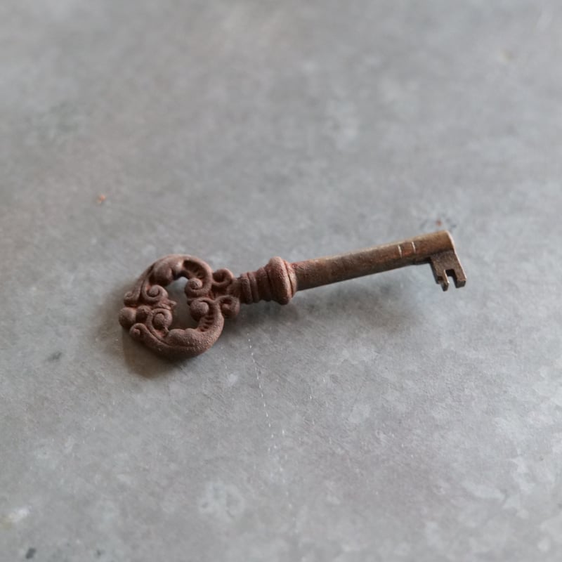 白木に仕上げた猫脚ヴィンテージのガラスキャビネット sd.041