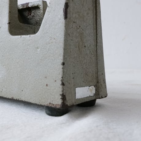 鋳物製で重厚感のあるテープカッター/st.790