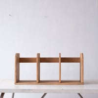 飾ることを楽しみたくなる　やさしい表情の木製本立て/st.1261