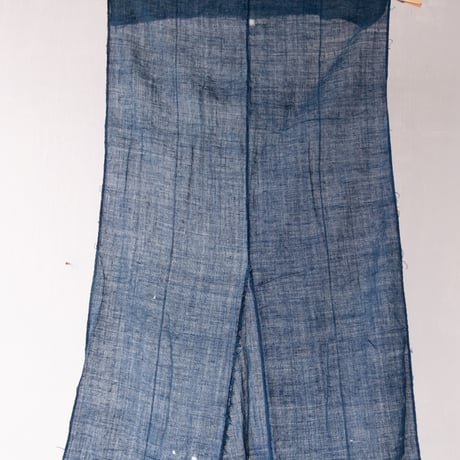 繕い跡に手仕事を感じる 藍色の蚊帳生地古布 　140×63〜92cm/st.1208
