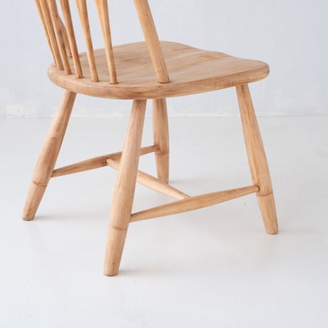 シンプルだからこそ匠の美しさが光る 柏木工のウィンザーチェア/st.1144