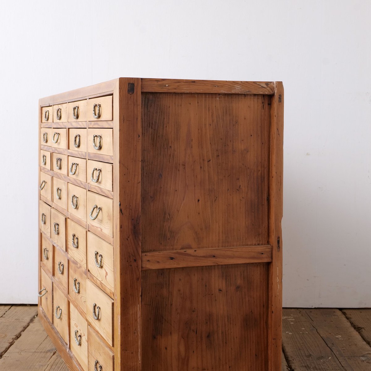高さ違いの抽斗が整然と並ぶ28杯の薬箪笥/sk.768 | SLOWHAND DEPARTMENT