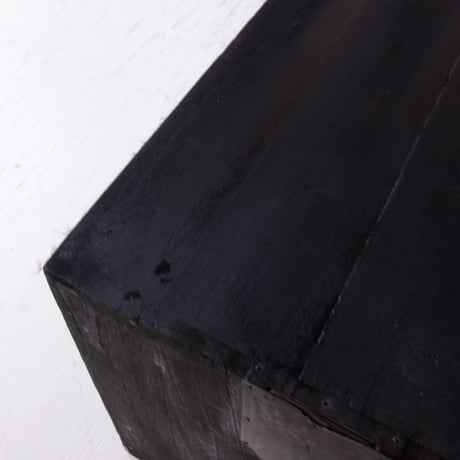 ブラックカラーにリペイントした 直線的な木目のミニ桐箪笥/st.1248