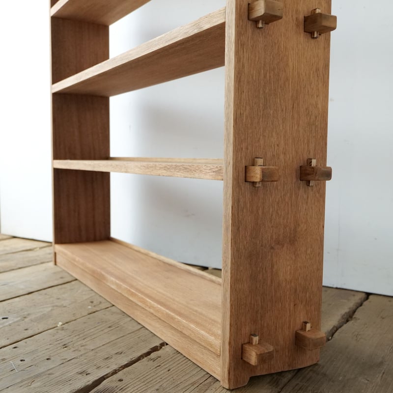 くさびの木製本棚 くさびの木製本棚が ゆったり魅せるヴィンテージの風格 /sk.780