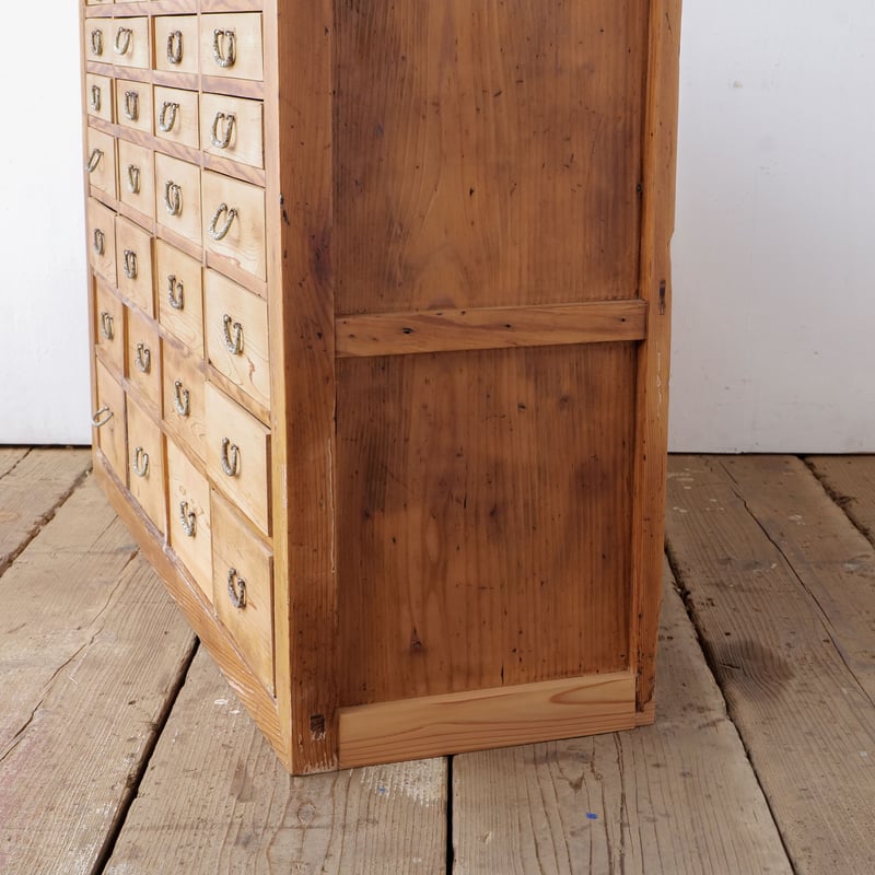 高さ違いの抽斗が整然と並ぶ28杯の薬箪笥/sk.768 | SLOWHAND DEPARTMENT