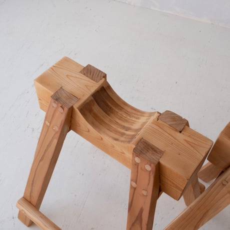 作業馬を脚にした、コンパクトに収納できる展示台sa.1220'C