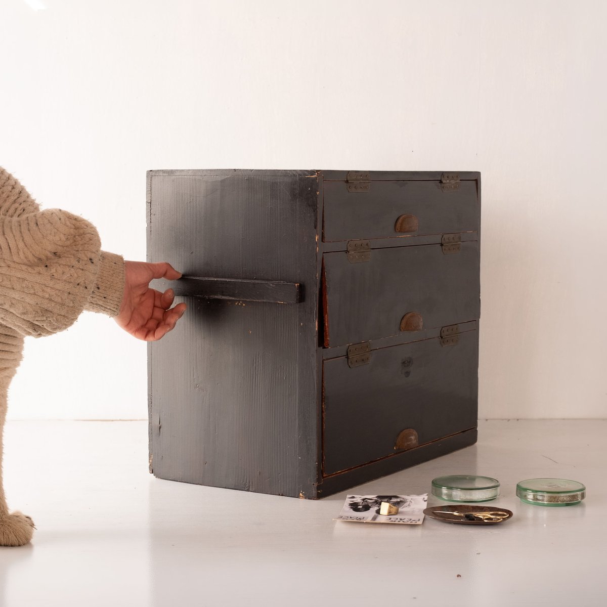 パタパタ開く扉が楽しい 漆塗りの小さな収納棚 st.1082 | SLOWHAND