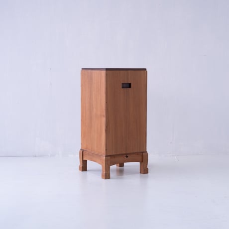 脚のデザインがGOOD！蓄音機ケースから生まれ変わった展示台/st.1092