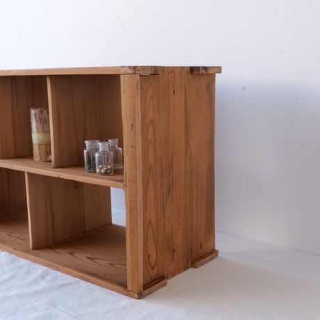 縦・横どちらにも使える、５部屋の木製棚/st.840