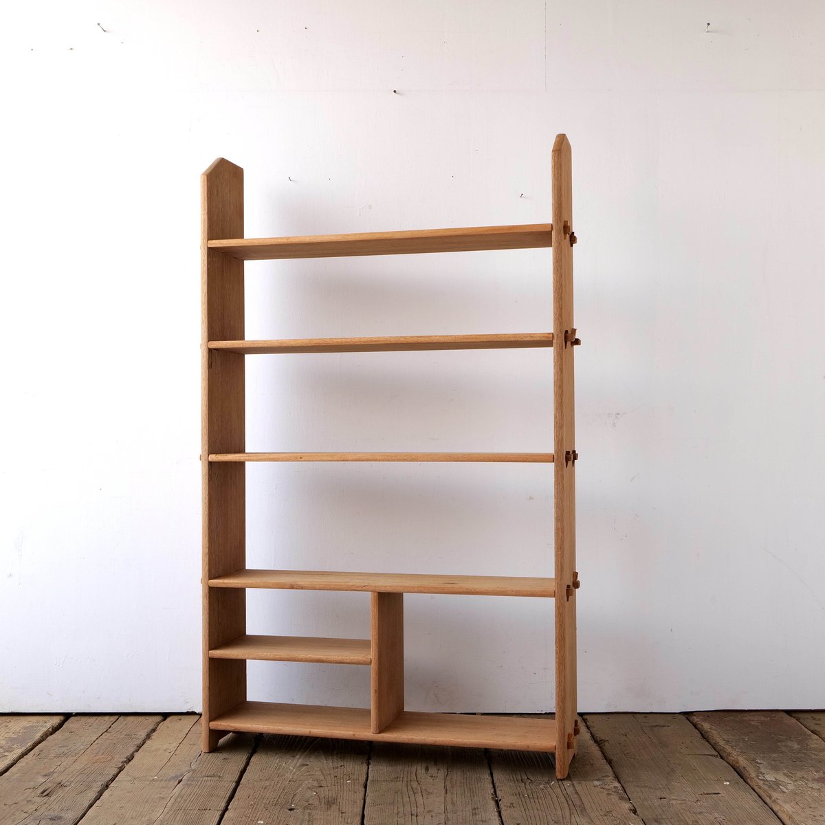 アシンメトリーに惹かれるくさび技法のオープンラック/sk.749