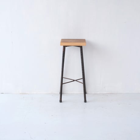 異素材ミックスが美しい 用途を限定しない小ぶりな飾り台/st.1022