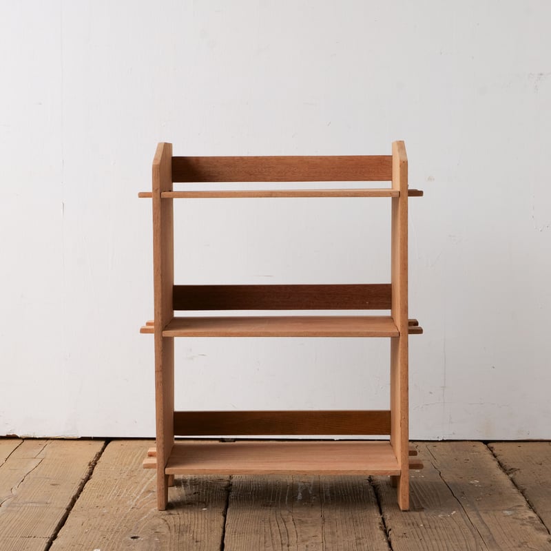 素朴な木肌が息づく 3段 楔の本棚 /st.787 | SLOWHAND DEPARTMENT