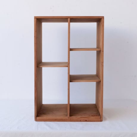 縦・横どちらにも使える、５部屋の木製棚/st.840