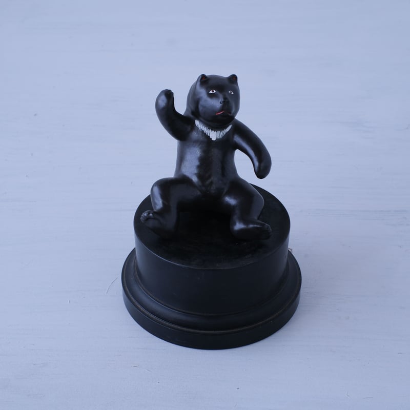 愛らしい表情が印象的な熊のオブジェ（木製の台座付）/st.974