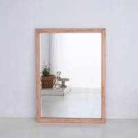 暮らしにそっとなじむ、シンプルな木枠の卓上ミラー/st.1250