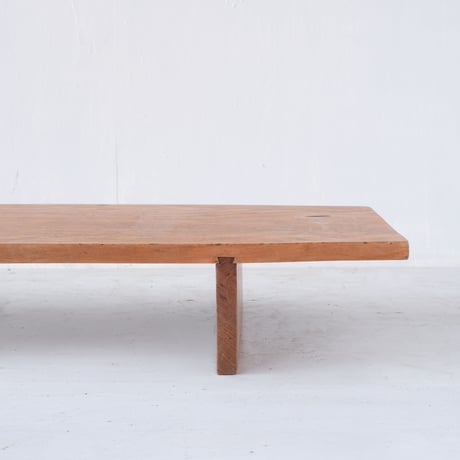 15cmの高さが生み出す特別感。敷板構造の木製展示台/st.1002