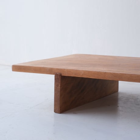 15cmの高さが生み出す特別感。敷板構造の木製展示台/st.1002