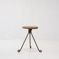 くるりと丸まった脚先が可愛い 木製座面の小さなスツール/st.1108