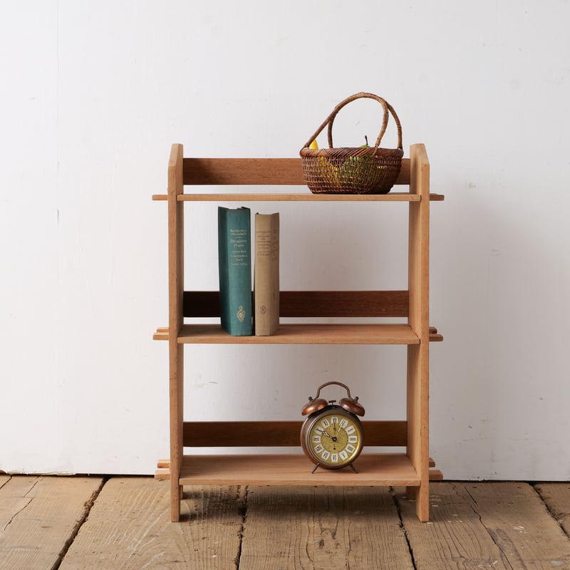 素朴な木肌が息づく 3段 楔の本棚 /st.787 | SLOWHAND DEPARTMENT