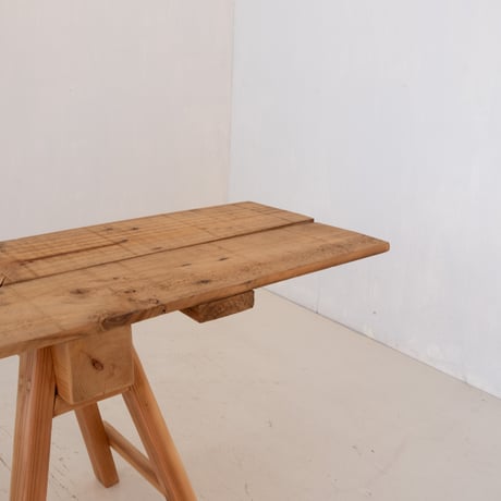 作業馬を脚にした、コンパクトに収納できる展示台sa.1220'C