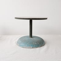 回転式、重く無骨な展示台/st.783